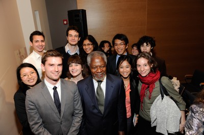 Kofi Annan with students at Roosevelt House